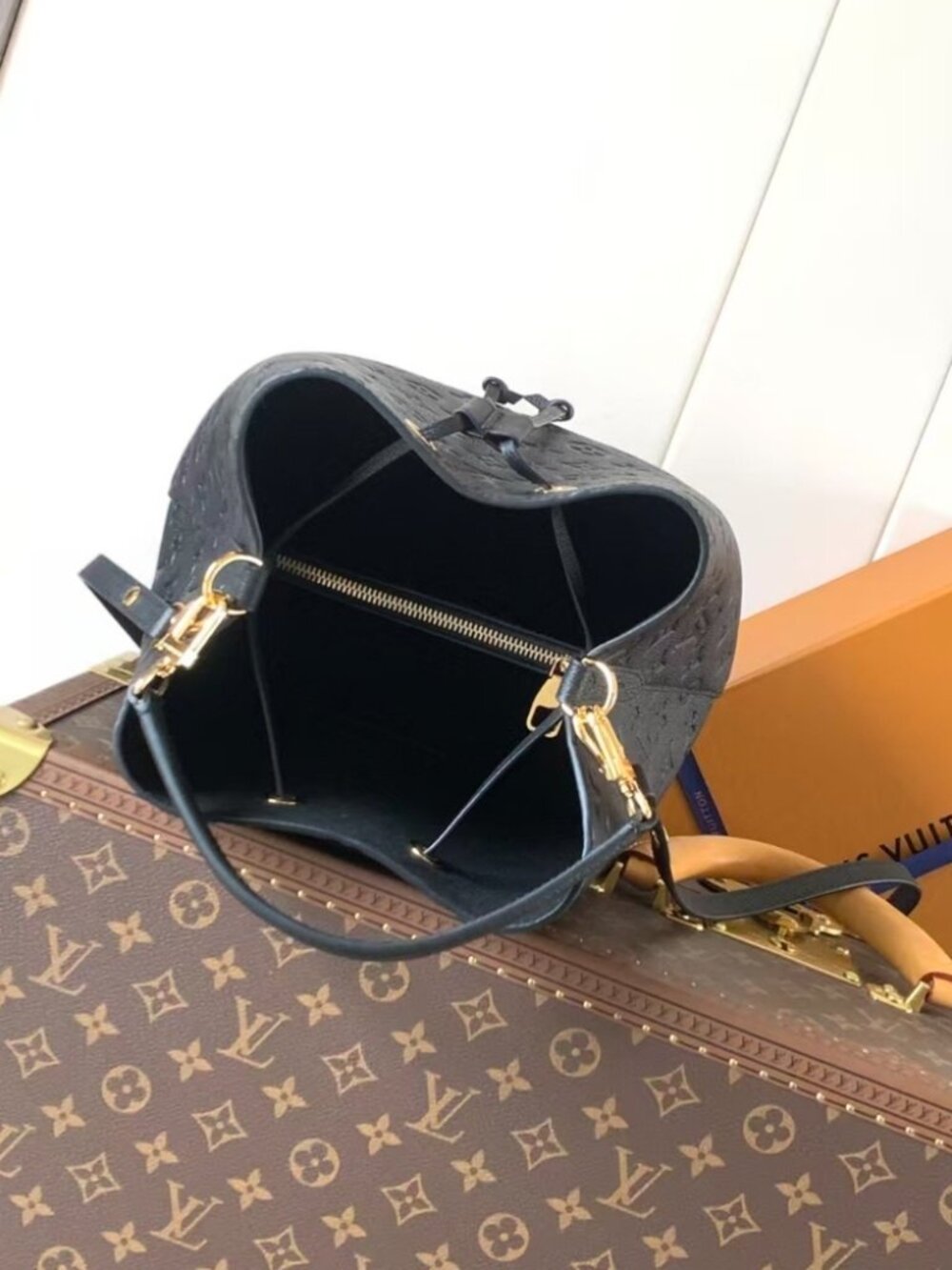 Louis Vuitton Néonoé MM Bag - Picture 7 of 9
